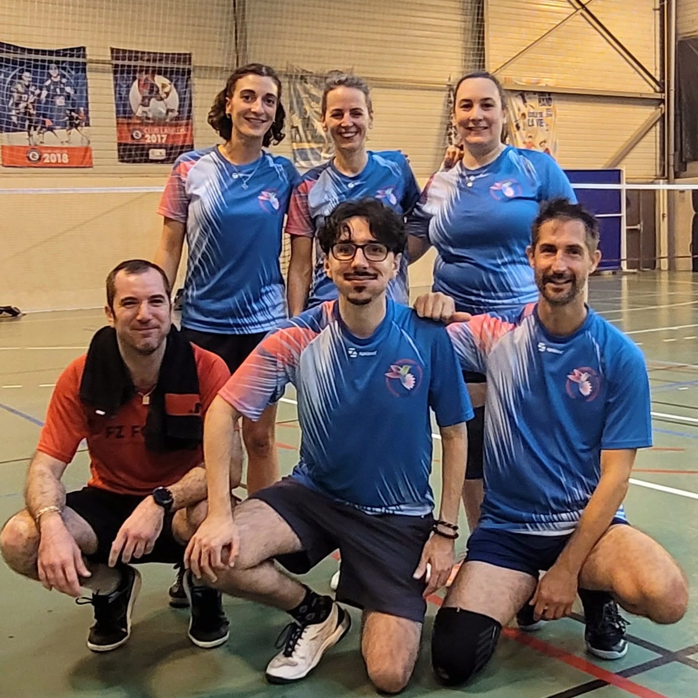 Équipe du club Badaflo sur un terrain de badminton à Florensac