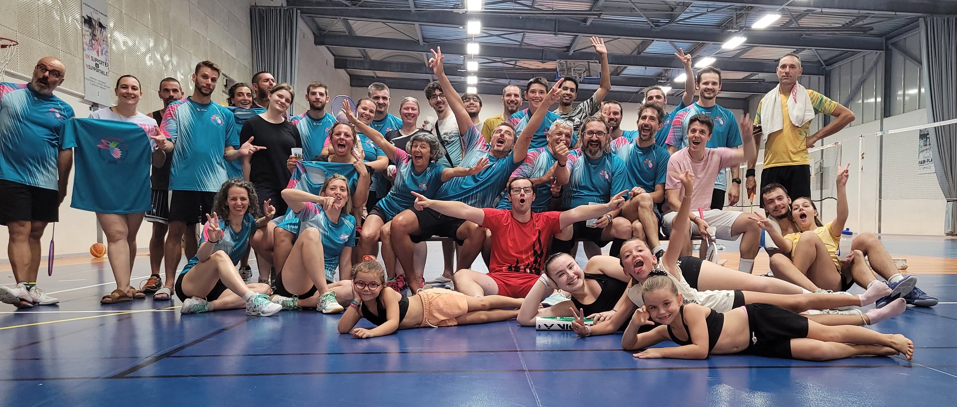 Les joueuses et joueurs du club Badaflo réunis sur les terrains de badminton à Florensac